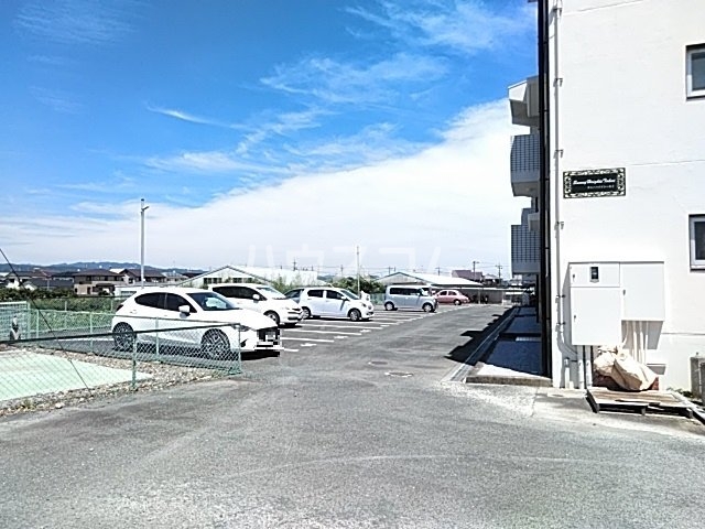 21/28 駐車場