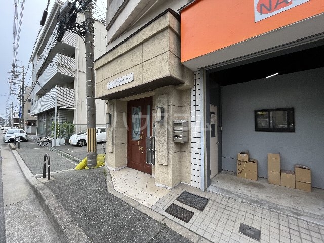 23/27 エントランス