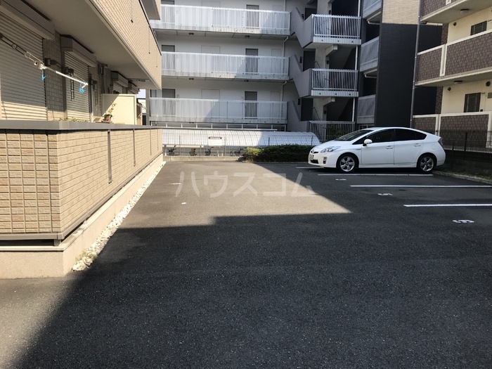 27/30 駐車場