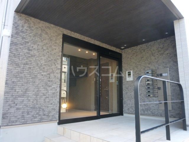 23/27 エントランス