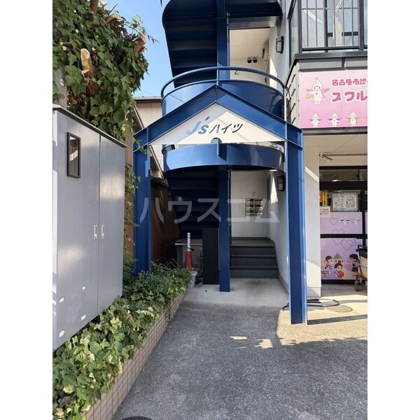 13/18 エントランス