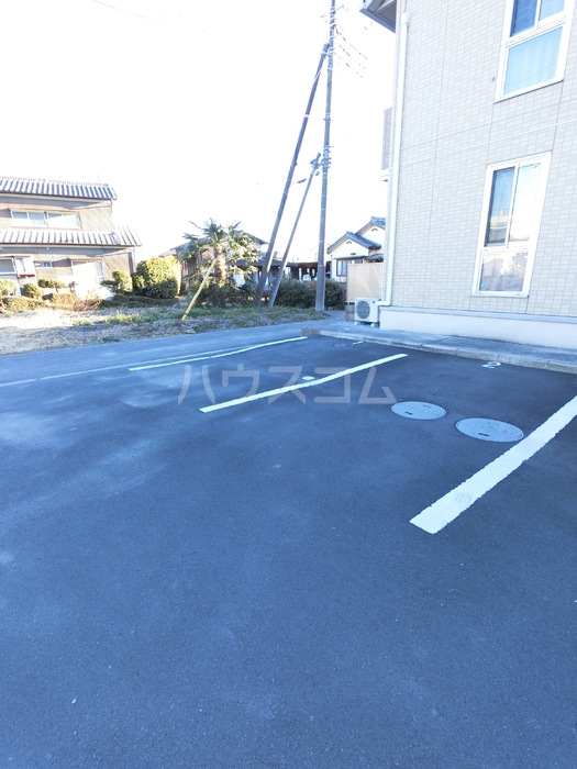 17/17 駐車場