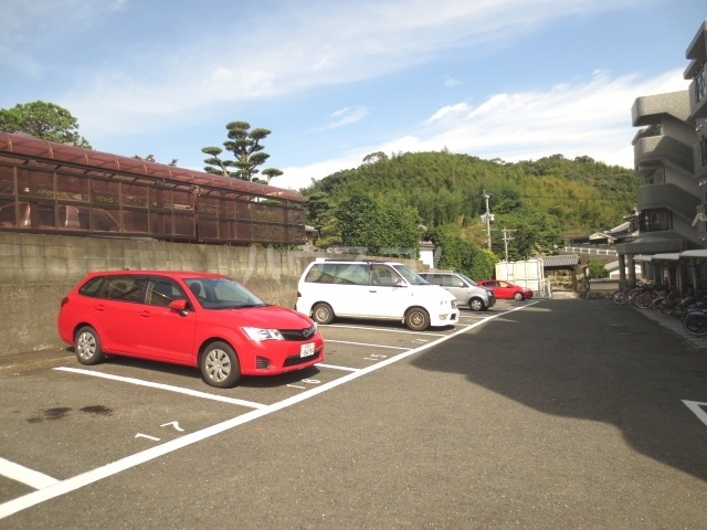13/14 駐車場