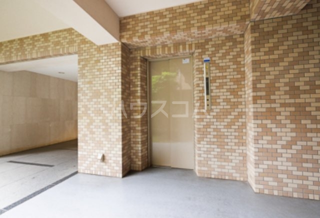 20/21 エントランス