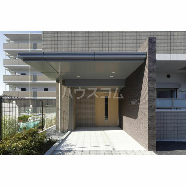 13/18 エントランス