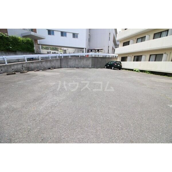 23/30 駐車場