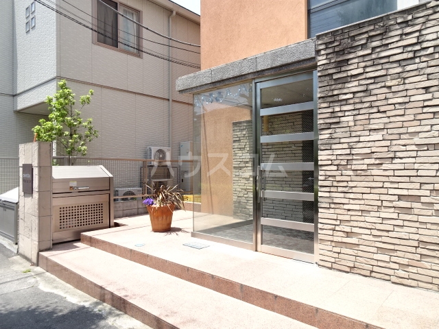 28/30 エントランス