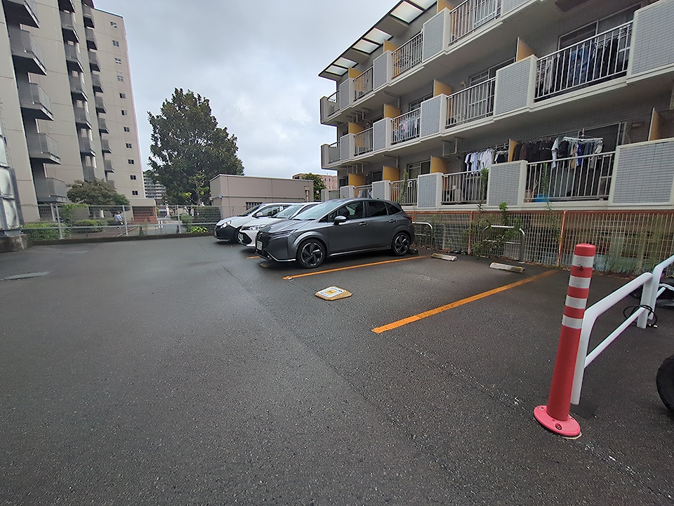 27/30 駐車場