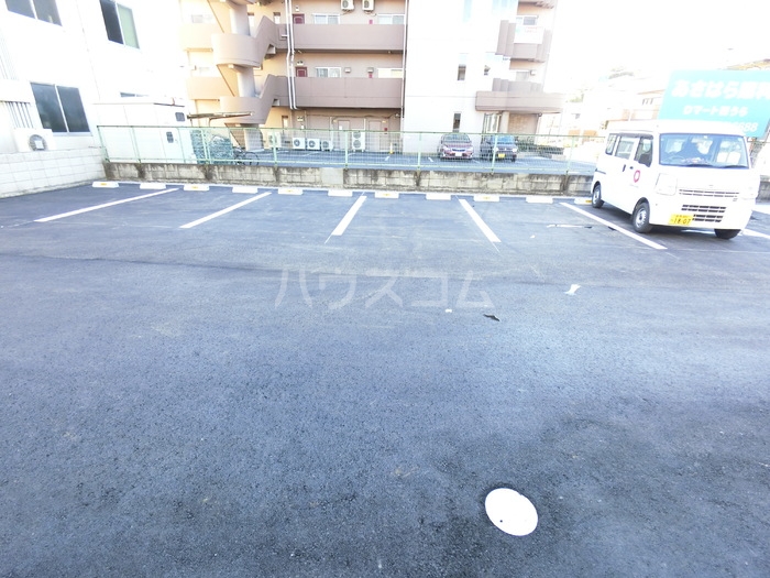 18/28 駐車場