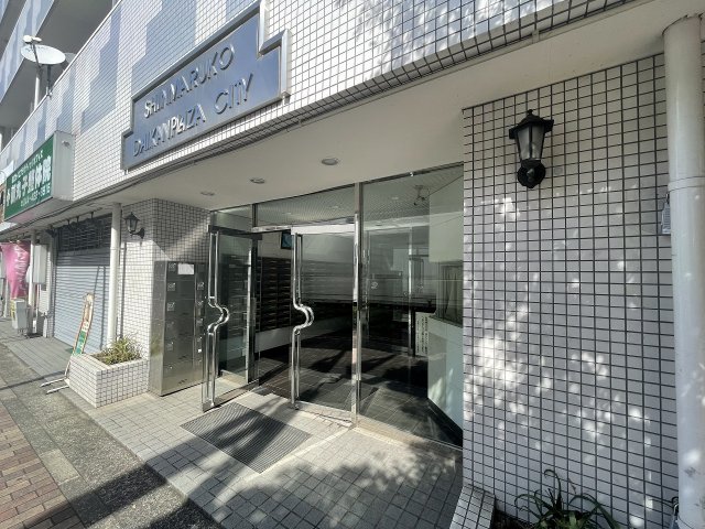 21/30 エントランス