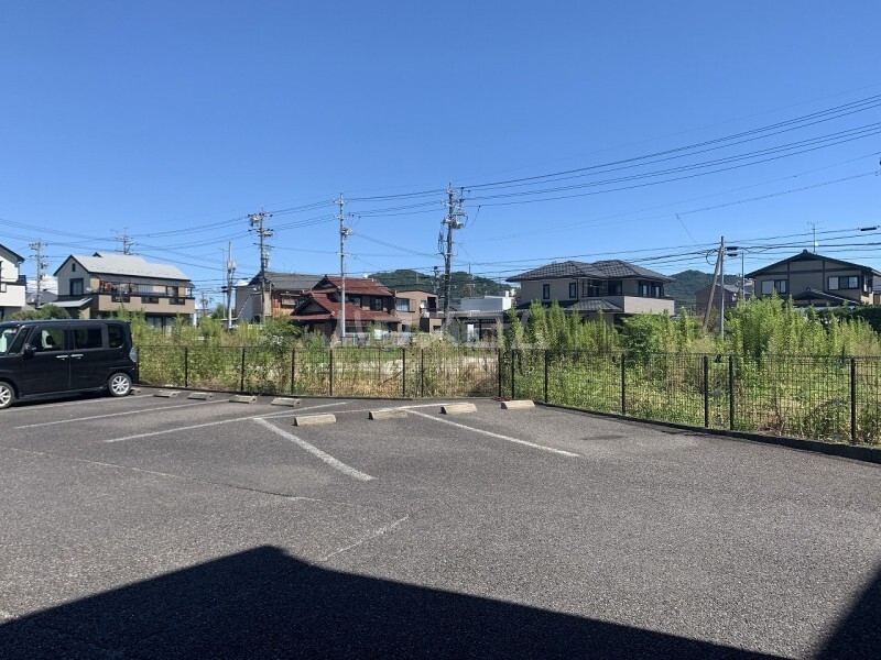 18/27 駐車場