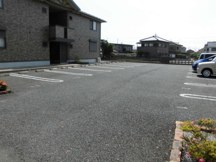 18/28 駐車場
