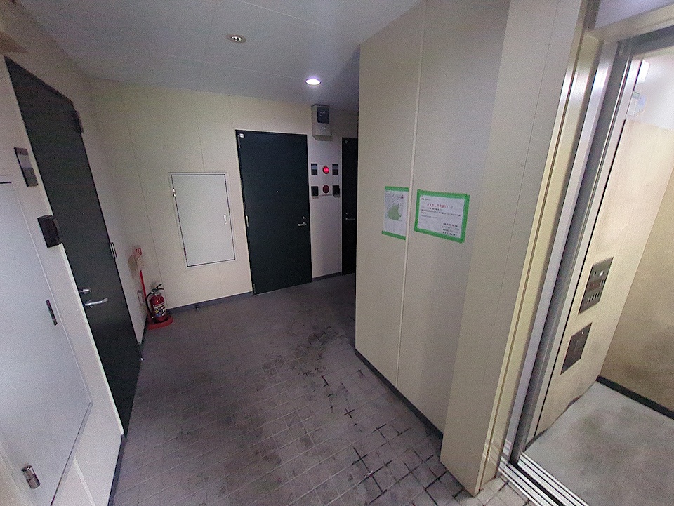 26/30 エントランス