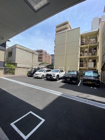 18/28 駐車場