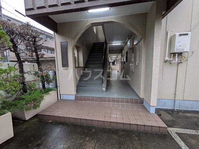 2/4 エントランス