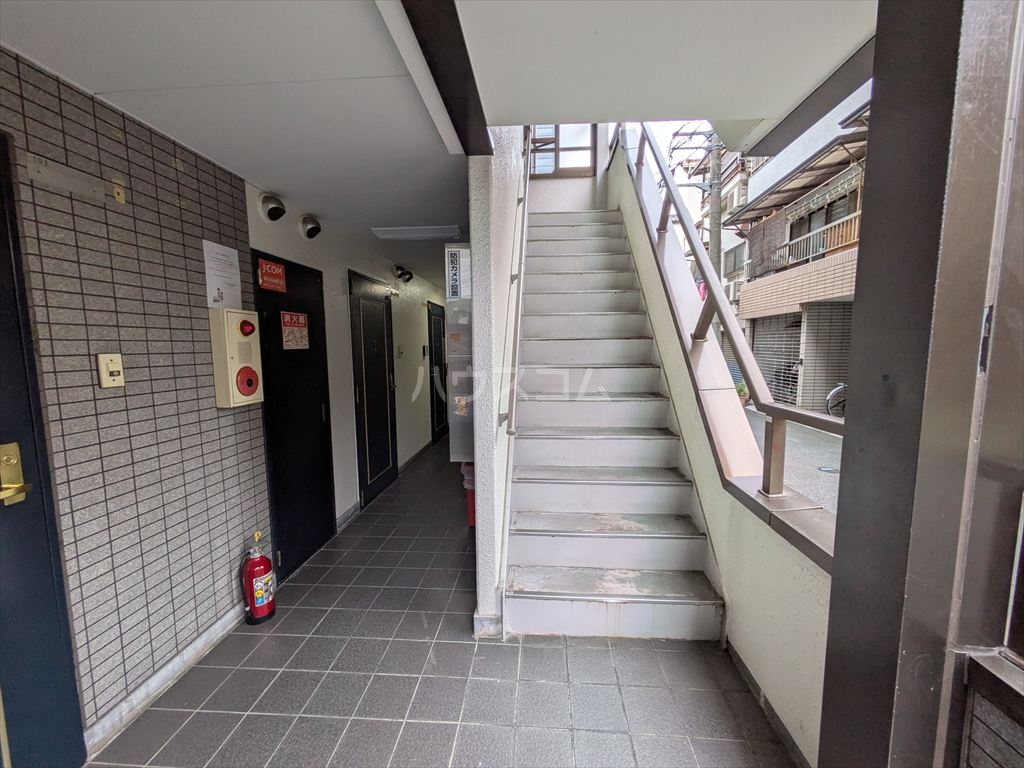 24/30 エントランス
