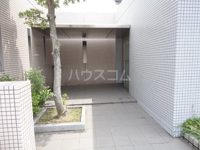 20/23 エントランス