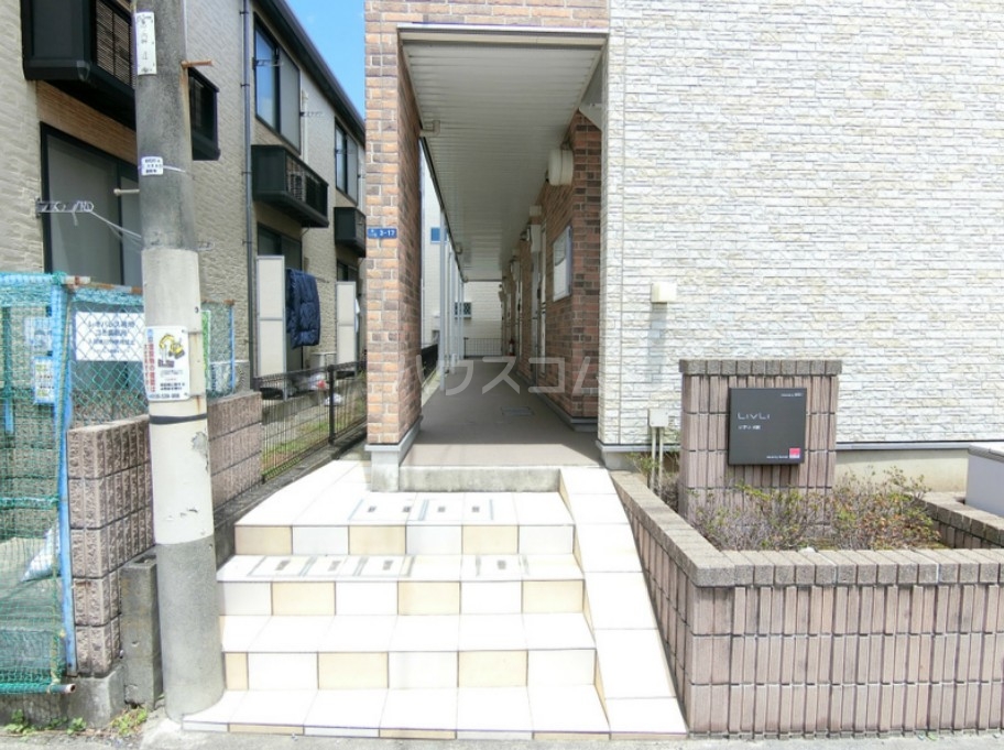 21/30 エントランス