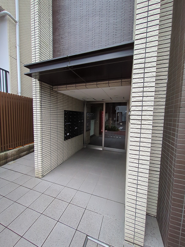 23/30 エントランス