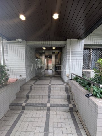 24/30 エントランス