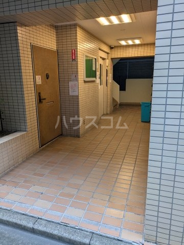 27/30 エントランス