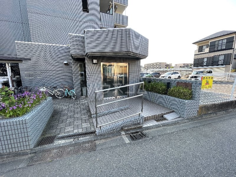 21/27 エントランス