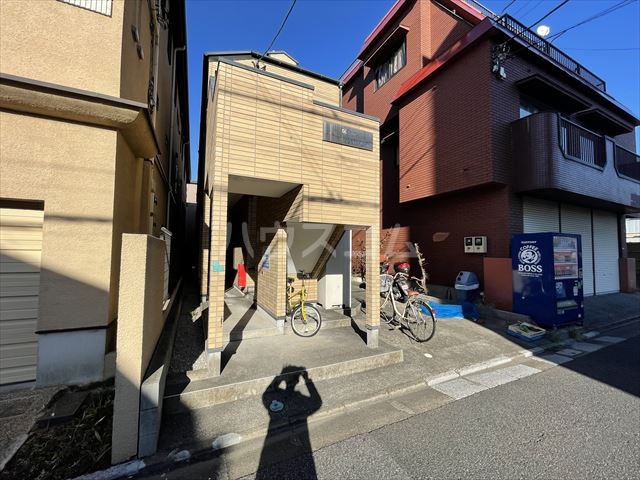 22/27 エントランス