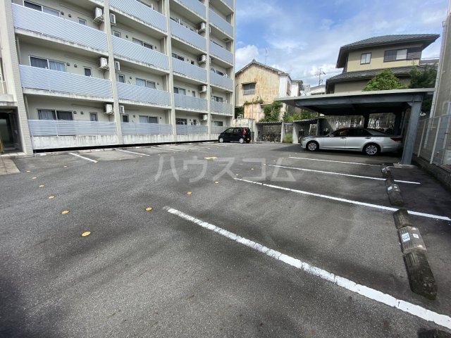 28/30 駐車場