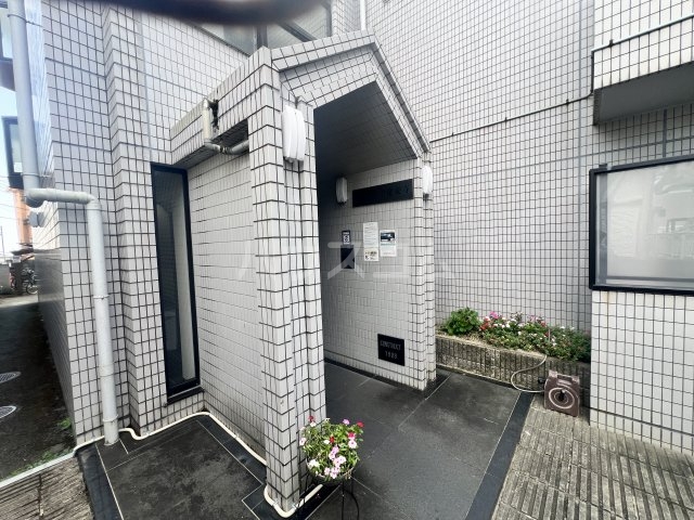 23/30 エントランス