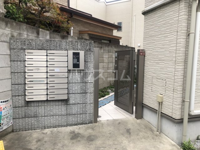 28/30 エントランス