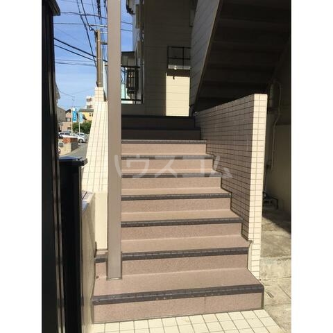 22/23 エントランス