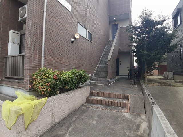 23/28 エントランス