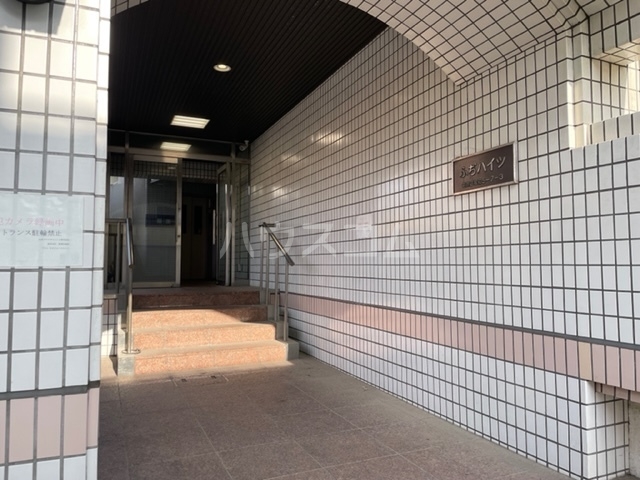 21/30 エントランス