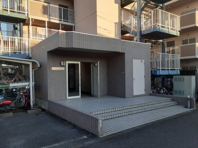 27/28 エントランス