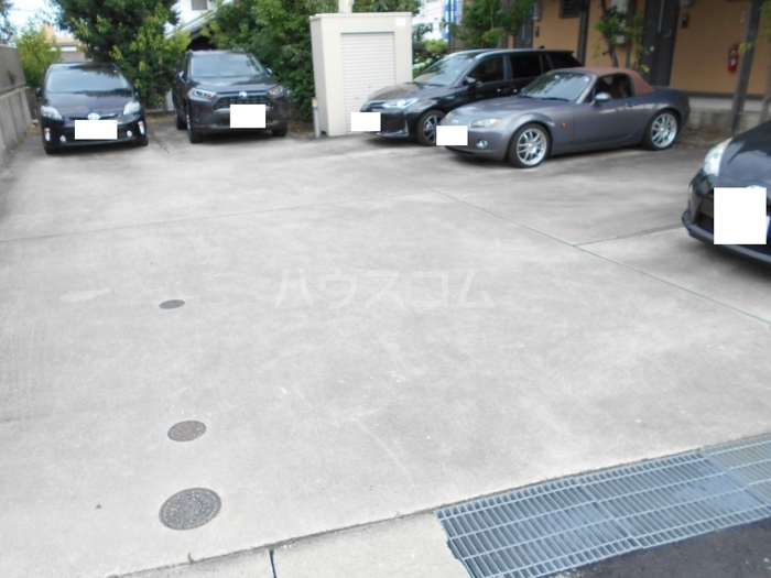 27/30 駐車場