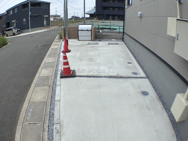 18/27 駐車場