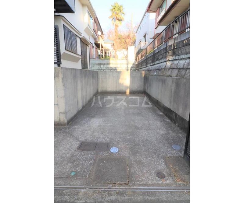 23/30 駐車場