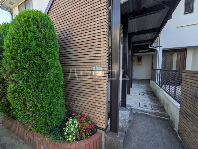 21/30 エントランス