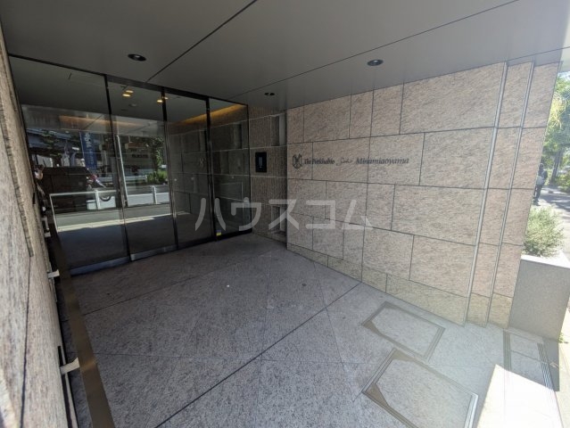 23/28 エントランス