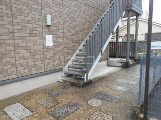 23/30 エントランス