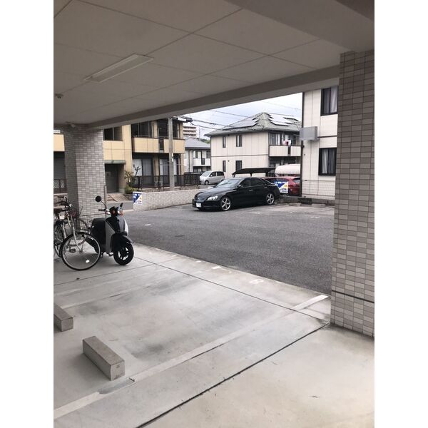27/30 駐車場