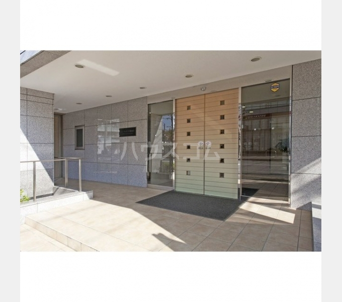 28/30 エントランス