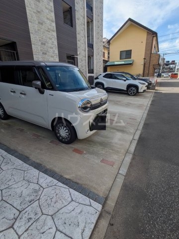 28/30 駐車場