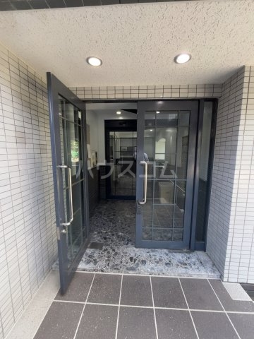 27/30 エントランス
