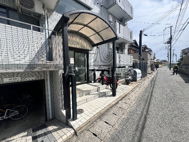 21/30 エントランス