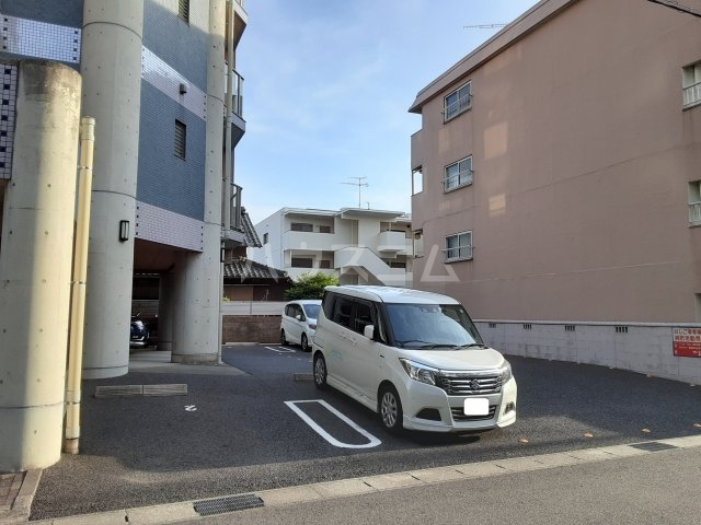 28/30 駐車場