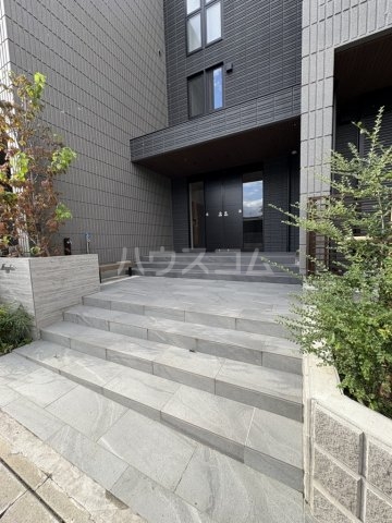 24/25 エントランス