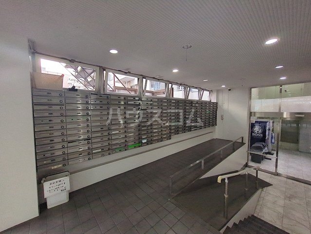 19/30 エントランス
