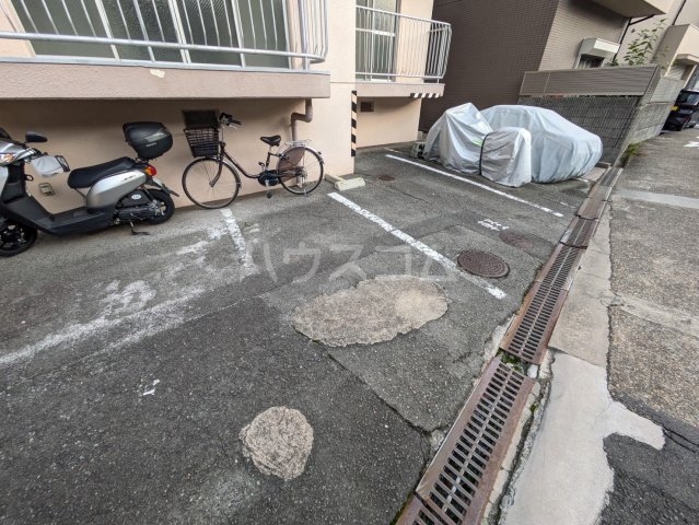 27/30 駐車場