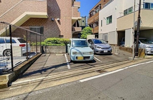 25/28 駐車場
